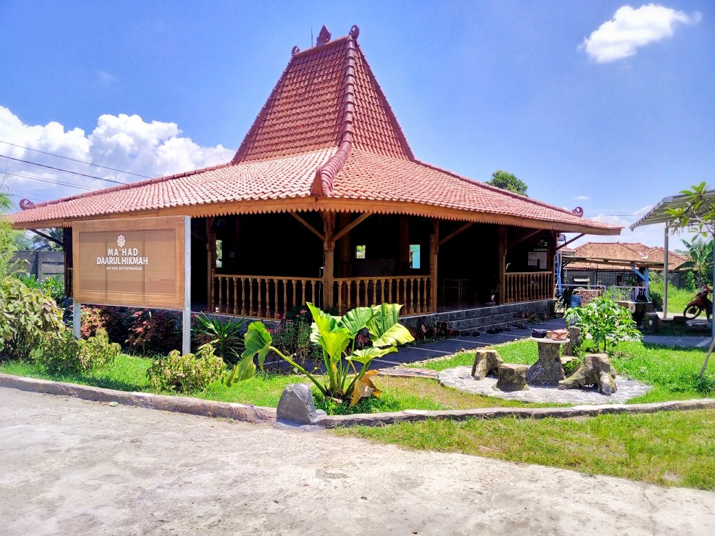 Masjid lingkungan Pesantren Daarul Hikmah